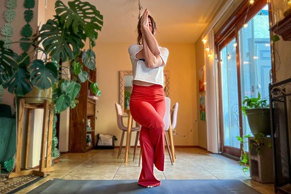 halara-crossover-high-waisted-leg-crossed
