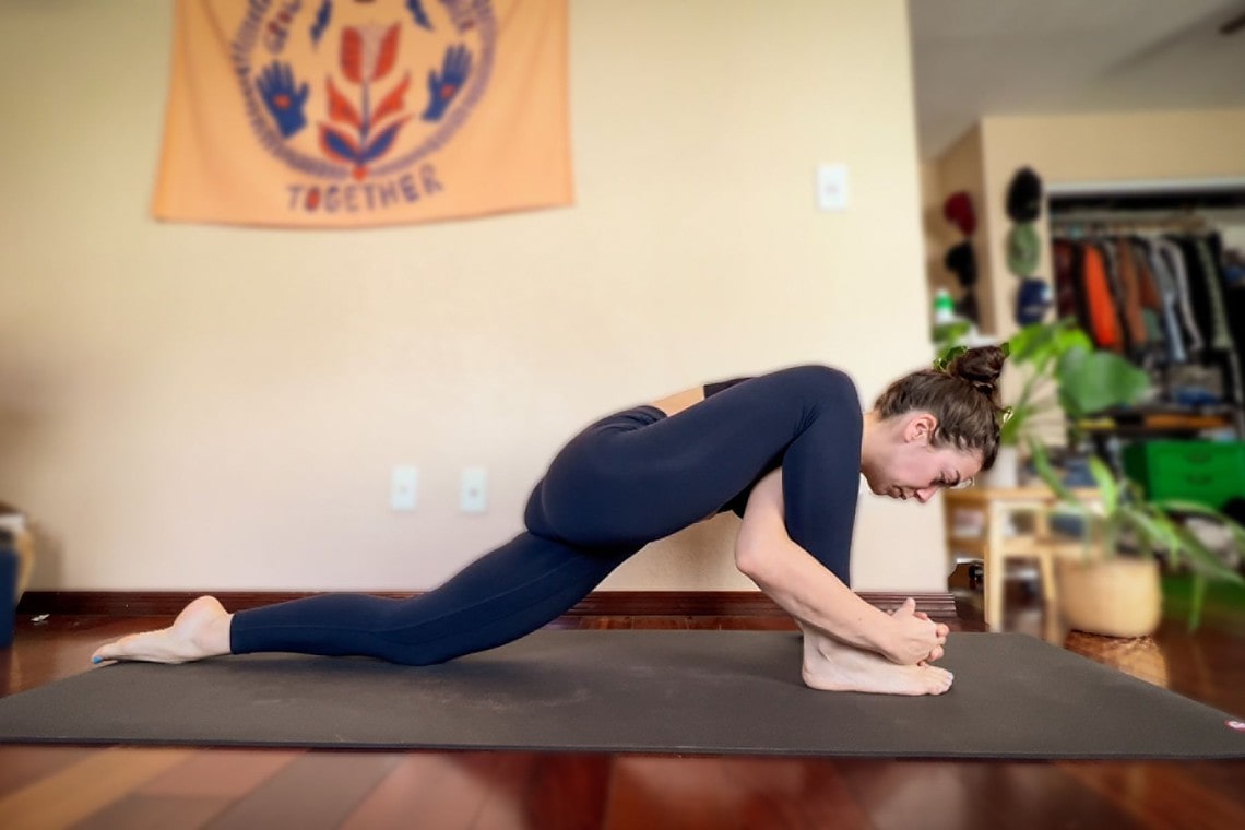 manduka-evolve-legging-stretching