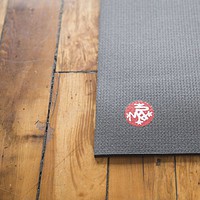 manduka-yoga-mat-close