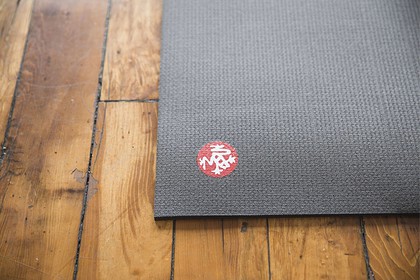 manduka-yoga-mat-close