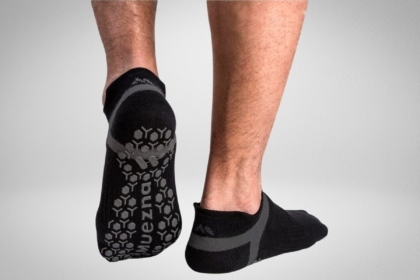 muezna-non-slip-mens-yoga-socks-featured