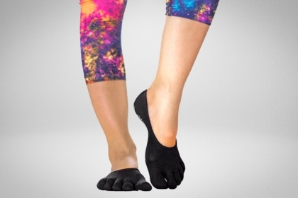rae-yoga-full-toe-yoga-socks-featured